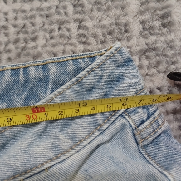 Aeropostale Boyfriend Light Wash Raw Hem Jean Shorts Women Sz 4 - Picture 6 of 7